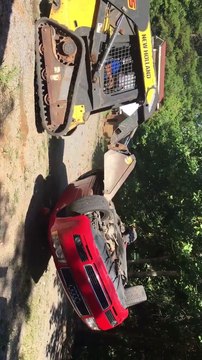 Un père de famille utilise un chargeur sur chenilles pour détruire la voiture de son fils. La raison...