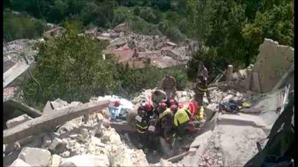 Recuperan el cadáver de una mujer y buscan a diez desaparecidos en Amatrice