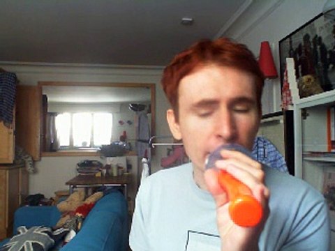 Wiwi égratigne give a little love de Tom Jones