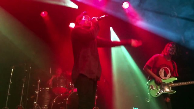 Ce rappeur donne le micro à un fan qui est meilleur que lui en plein concert !