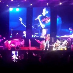 Romeo Santos le dice al público que disfruten como pobres