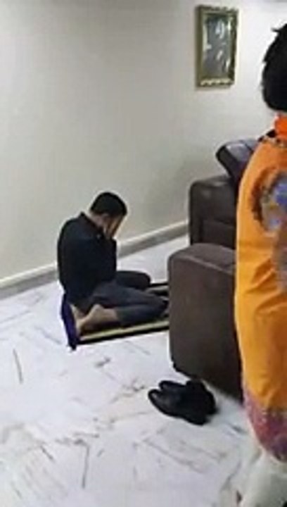 mustafa kamaal parying namaz new video