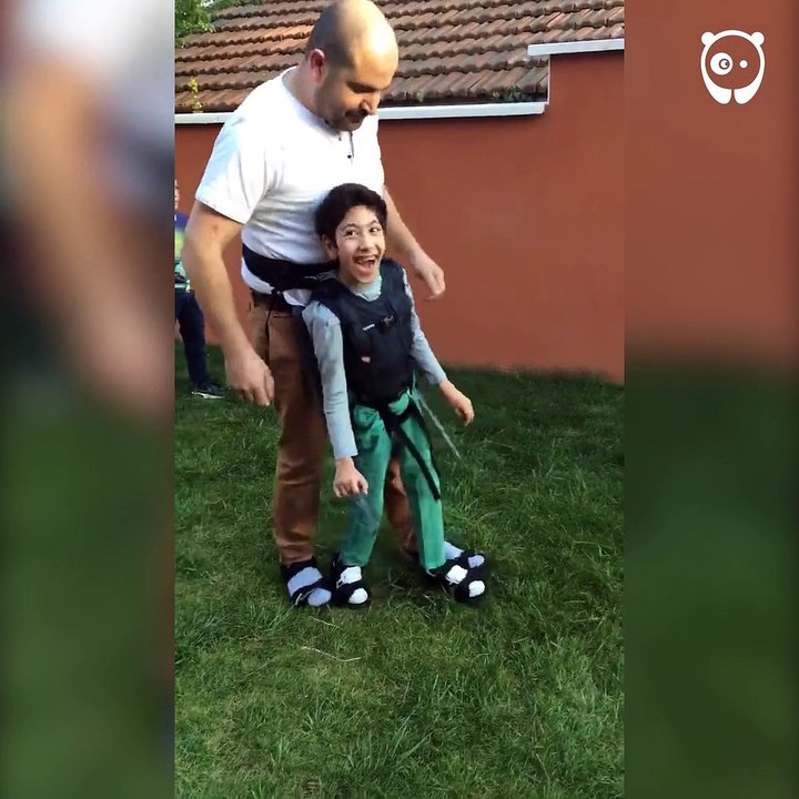 Un enfant paralysé marche