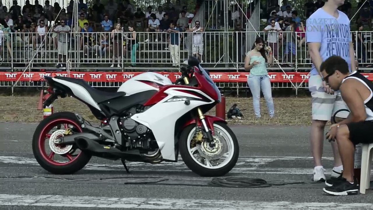 Top Gear: carros esportivos levantam fumaça no...
