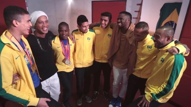 Ronaldinho Gaúcho faz música para atletas dos Jogos Paralímpicos