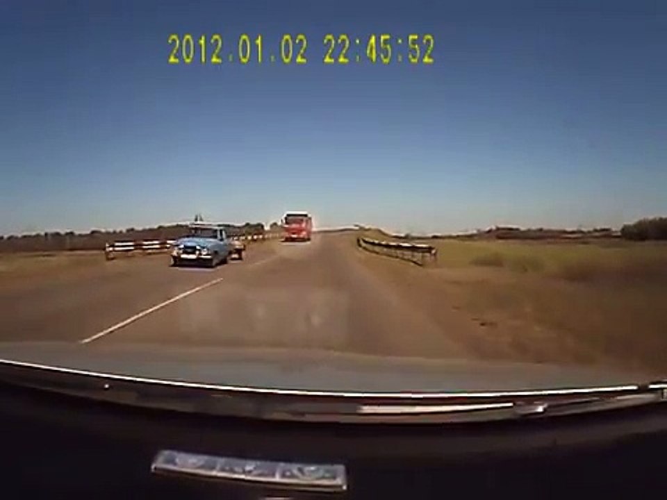 Un objet sortie de nulle part se plante dans sa voiture