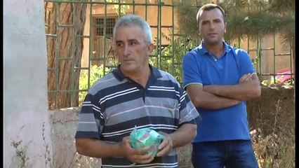 Fermeri ia con lopen e semure Panaritit