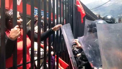 Disturbios entre policías y miembros de la UNE