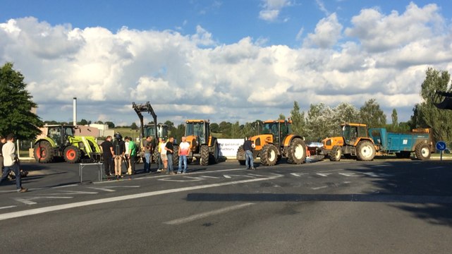 Les agriculteurs bloquent Lactalis