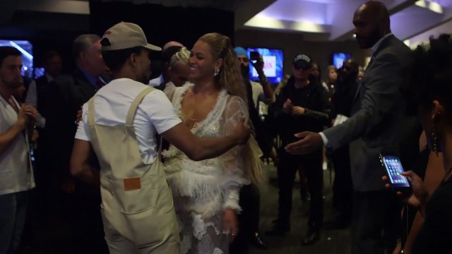 Beyoncé Photobombs Chance the Rapper Backstage | 2016 Video Music Awards | MTV