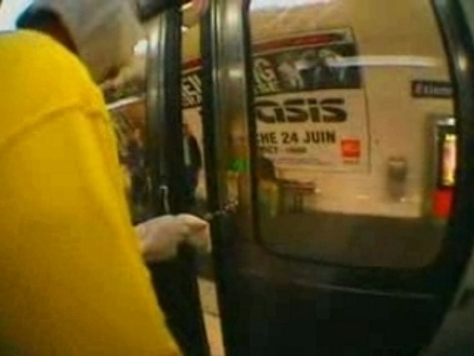 Le lapin rose dans le métro