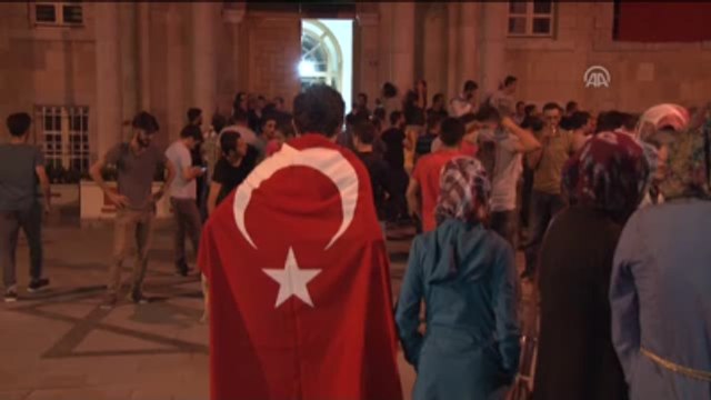 Elektrikler Kesilince Valilik Binası Önünde Toplandılar - Konya