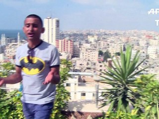 A Gaza, Adel Mechoukhi chante les chats et la lessive contre la déprime