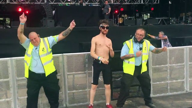 Quand les mecs de la sécurité sont en trance pendant un festival de musique