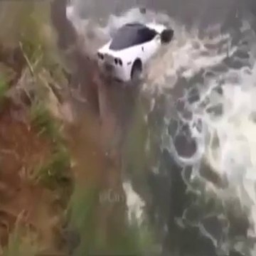 Il éclate sa voiture de sport et termine dans la rivière...