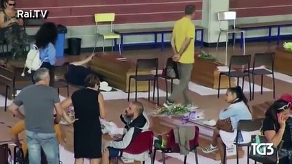 Un chien refuse de quitter le cercueil de son maître décédé dans le séisme en Italie