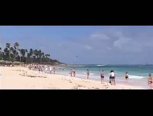 Elle va regretter d'avoir voler le haut du maillot de sa copine ! LOL