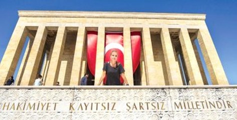 Gülben Ergen, Atatürk'ün Huzuruna Çıktı: Canımız Çok Yanıyor