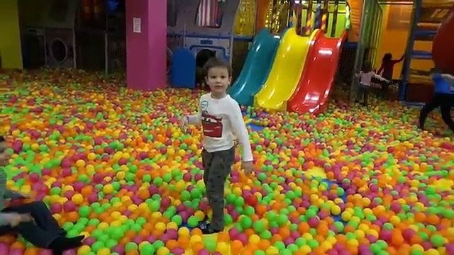 Мистер Макс и Мисс Катя Новые Серии 2019 года Развлекательный детский центр с горками и батутами байссейном с кубиками kid's intertainment center