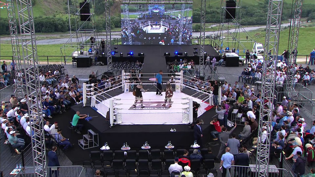 KO violent dans un combat "médiéval" sur un ring.. comme au moyen age !