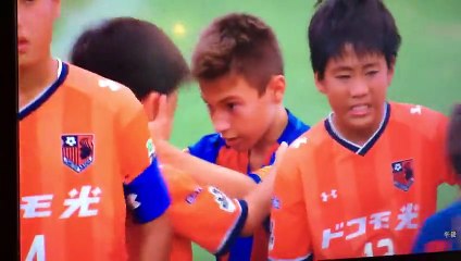 Fair-play, les jeunes footballeurs de Barcelone consolent leurs adversaires battus en finale