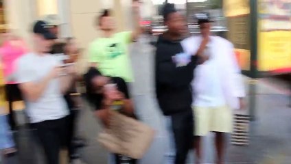 Will.I.Am arrête sa voiture pour écouter un artiste de rue et finit par chanter avec lui