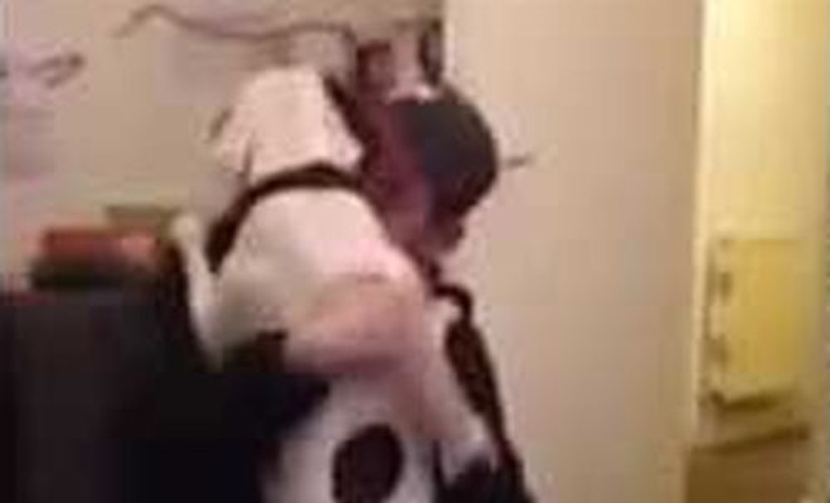 Moment touchant où un chien retrouve l'homme qui lui as sauvé la vie !