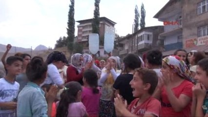 Hakkari'de Su Eylemi Yapan Kadınları Polis Müdürü İkna Etti