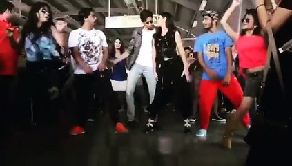 Sidharth Malhotra & Katrina Kaif Perform Kala Chashma at a metro station