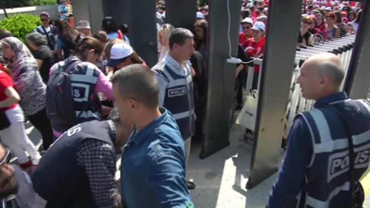 Anıtkabir'e Ziyaretçi Akını - Fetö'nün Darbe Girişiminde Şehit Düşen Albay Sait Ertürk'ün Annesi