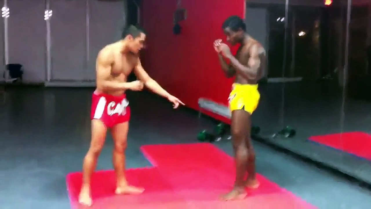 Il lui retourne la jambe avec un low-kick surpuissant