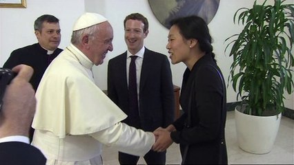 Le pape parle d'aide aux pauvres avec le patron de Facebook