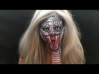 Makyaj Sanatı İle Kendini Yılana Dönüştüren Kız