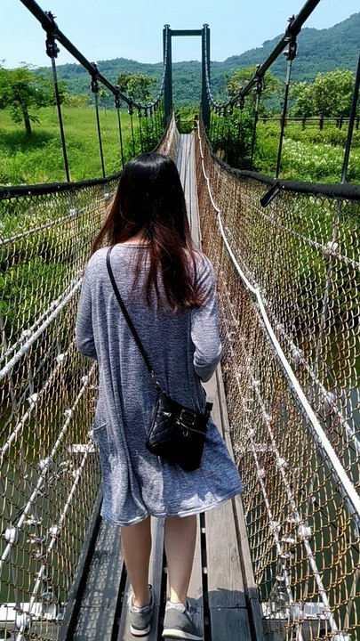 zenfone3 防手震實驗02，中都濕地公園，跟妹一起走吊橋攝影