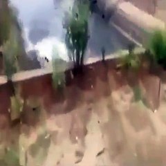 Il crashe sa voiture de sport dans une rivière