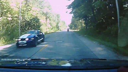Un chauffard percute violemment une voiture en voulant prendre la fuite...