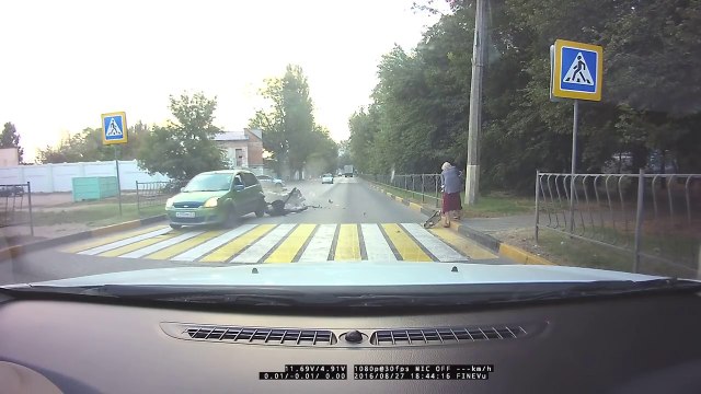 Un motard se prend une voiture à l'arret en pleine face - Choc violent