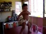 Un bébé qui danse la samba    Cute Samba Baby Dancing
