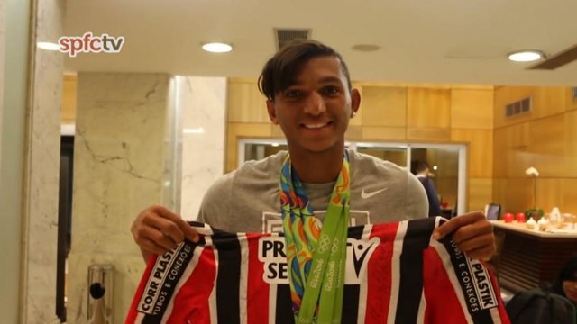 Isaquias Queiroz conta como surgiu a paixão pelo São Paulo e ganha presente do clube