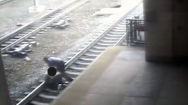 Ce policier va sauver la vie d'un homme coucher sur les rails
