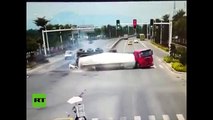Camión cargado de cemento aplastó a un carro con cuatro pasajeros