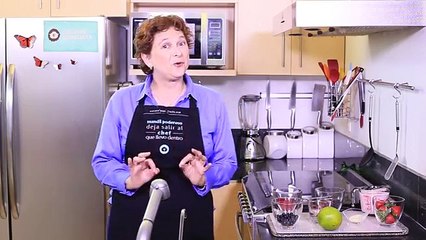 Mira cómo puedes preparar una gelatina de yogur con frutas