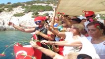 İzmir 30 Ağustos Coşkusu Denizde Açılan Dev Türk Bayrağı ile Kutlandı