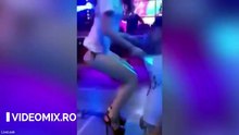 Această femeie și-a prins bărbatul la STREAPTEASE. Stai numai să vezi ce PĂRUIALĂ le trage amândurora!