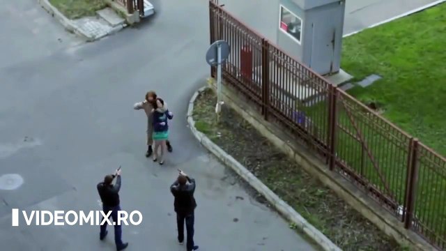 Un nebun o amenința pe această femeie cu pistolul, DAR privește ce face SOLDATUL din spatele său!