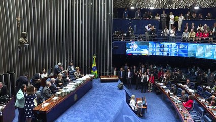 Senadores discursam contra e a favor do impeachment