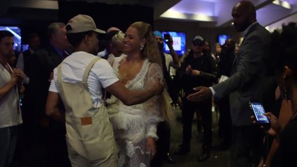 Beyoncé Photobombs Chance the Rapper Backstage | 2016 Video Music Awards | MTV