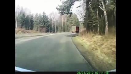 Este camião não deveria ter tentado ultrapassar este trator!!