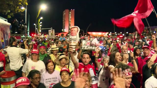 Manifestantes apoiam Dilma em Brasília