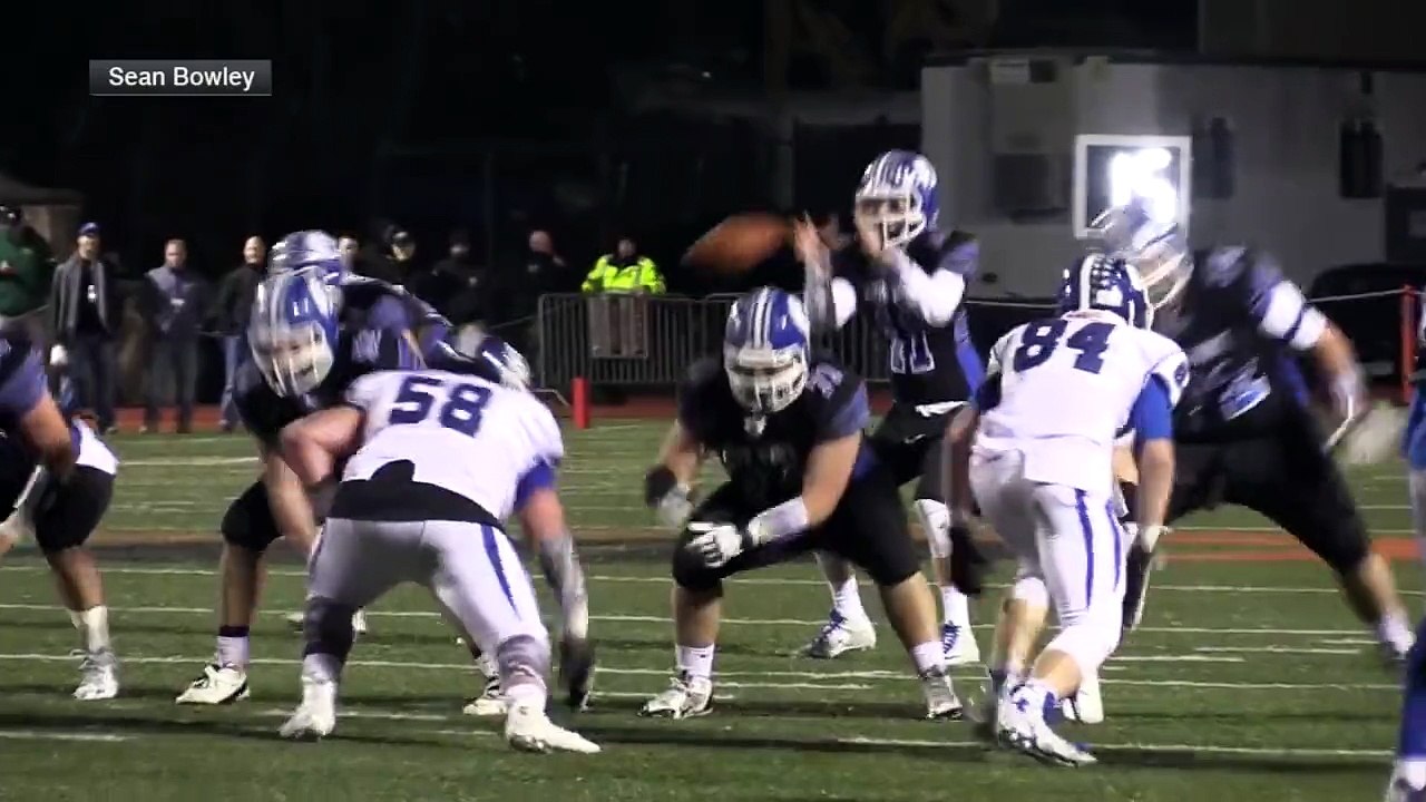 Quand l'arbitre plaque un joueur de Football Américain en pleine action LOL